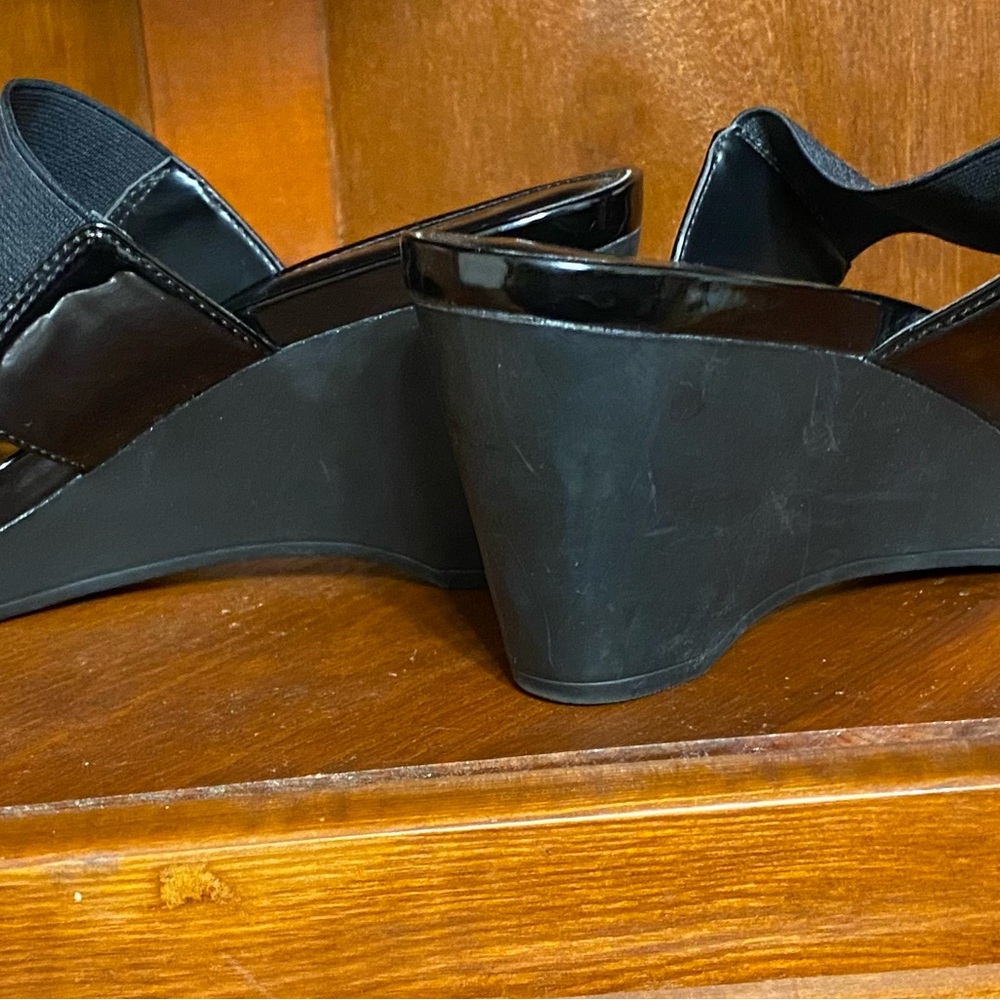Chaps two strap Rhoda wedge heels. Size 7.5 medium - Picture 8 of 15